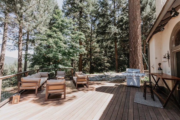 Outdoor patio at Stone House Lodge