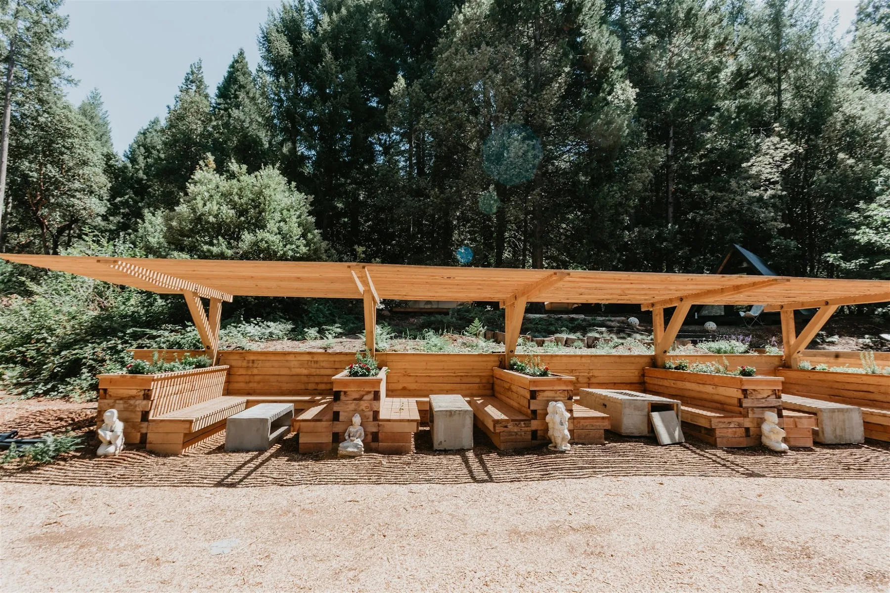 The timber pavilion and long table at Stone House Lodge